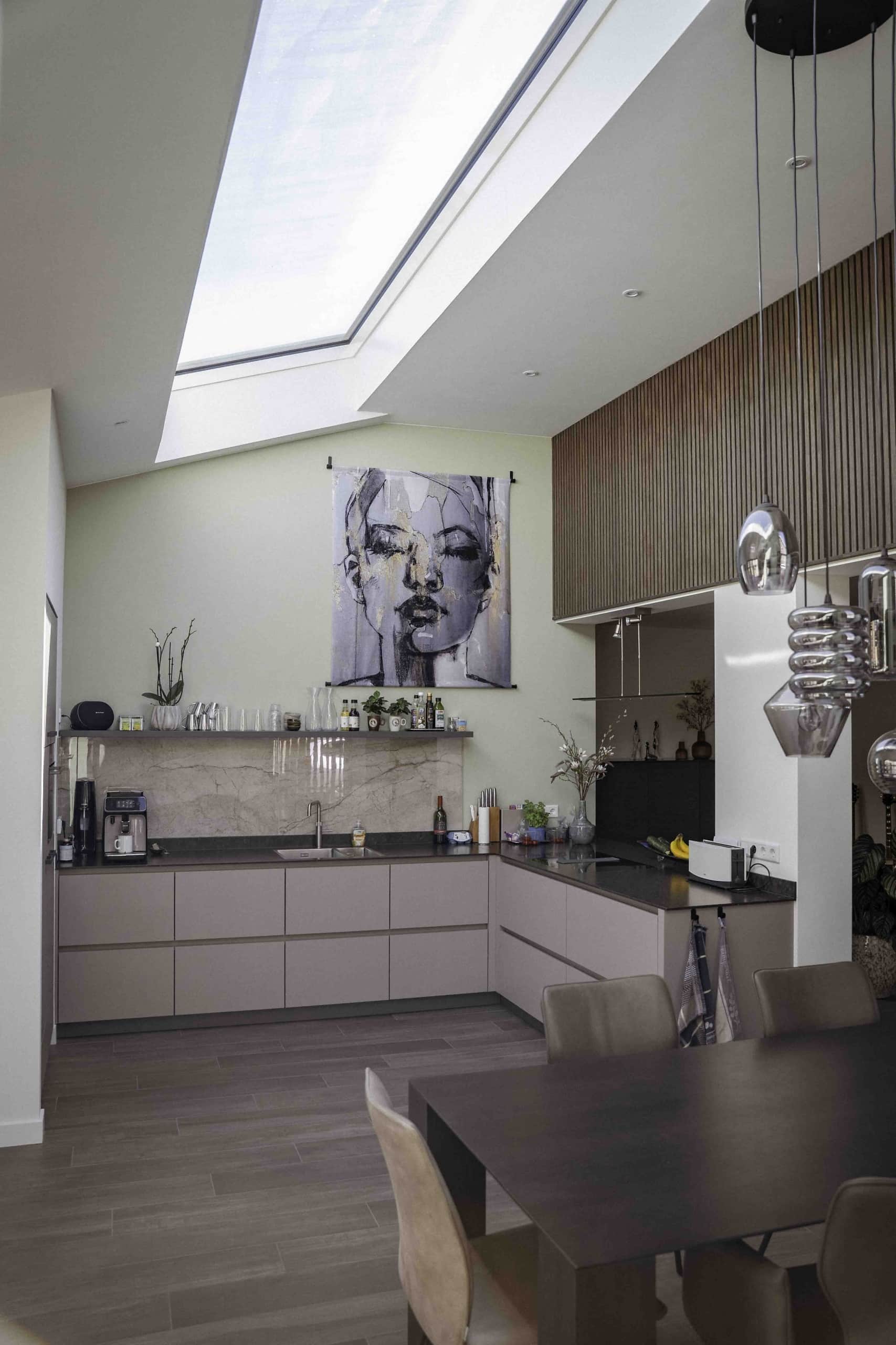 Moderne keuken met daklicht