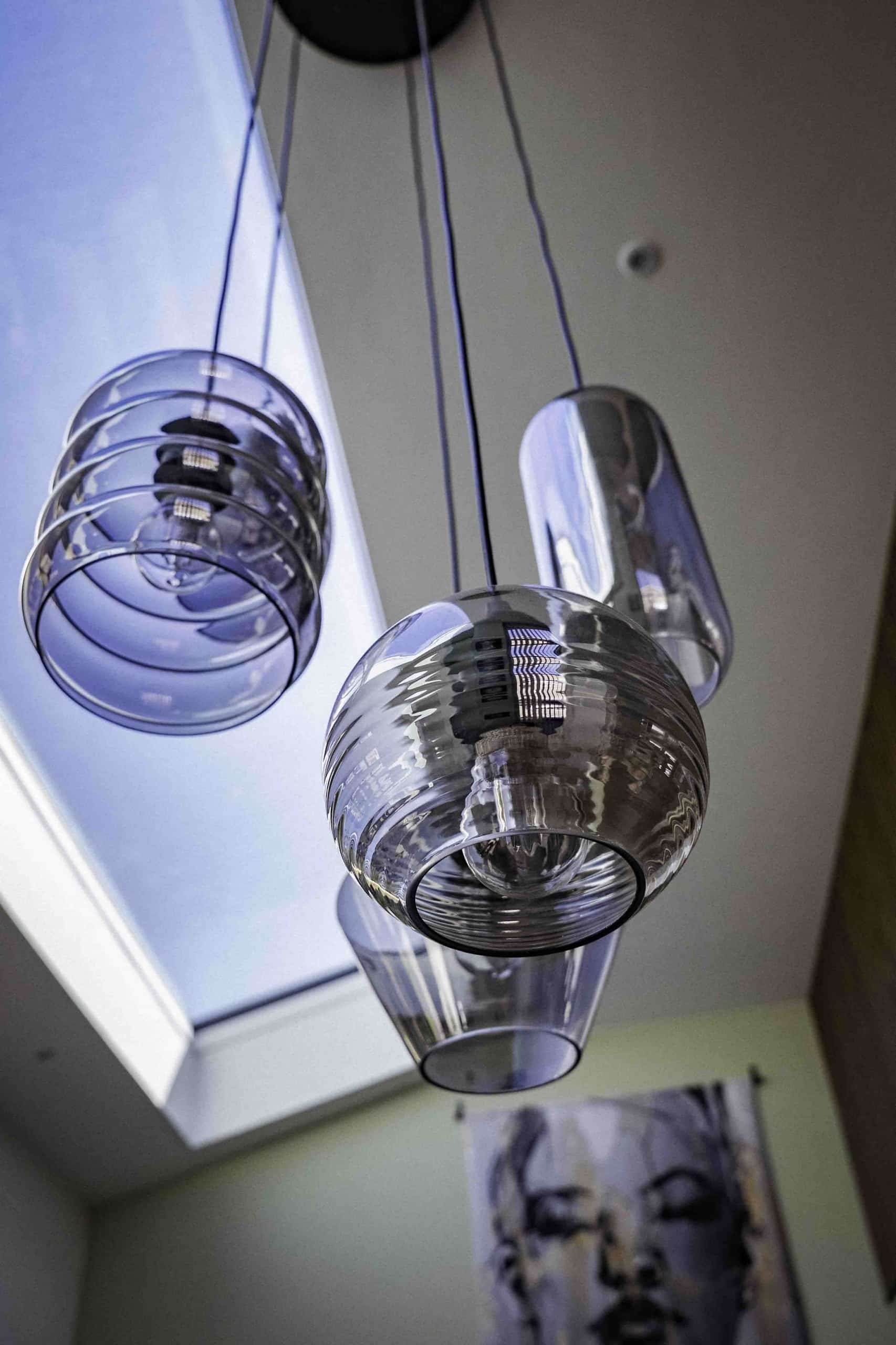 Vlak daklicht in het plafond van een moderne keuken